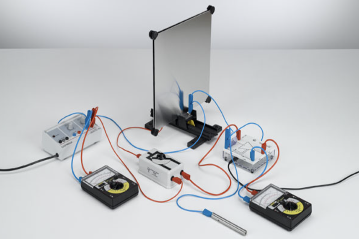 Determining the capacitance of a plate capacitor - Measuring the charge with the electrometer amplifier
